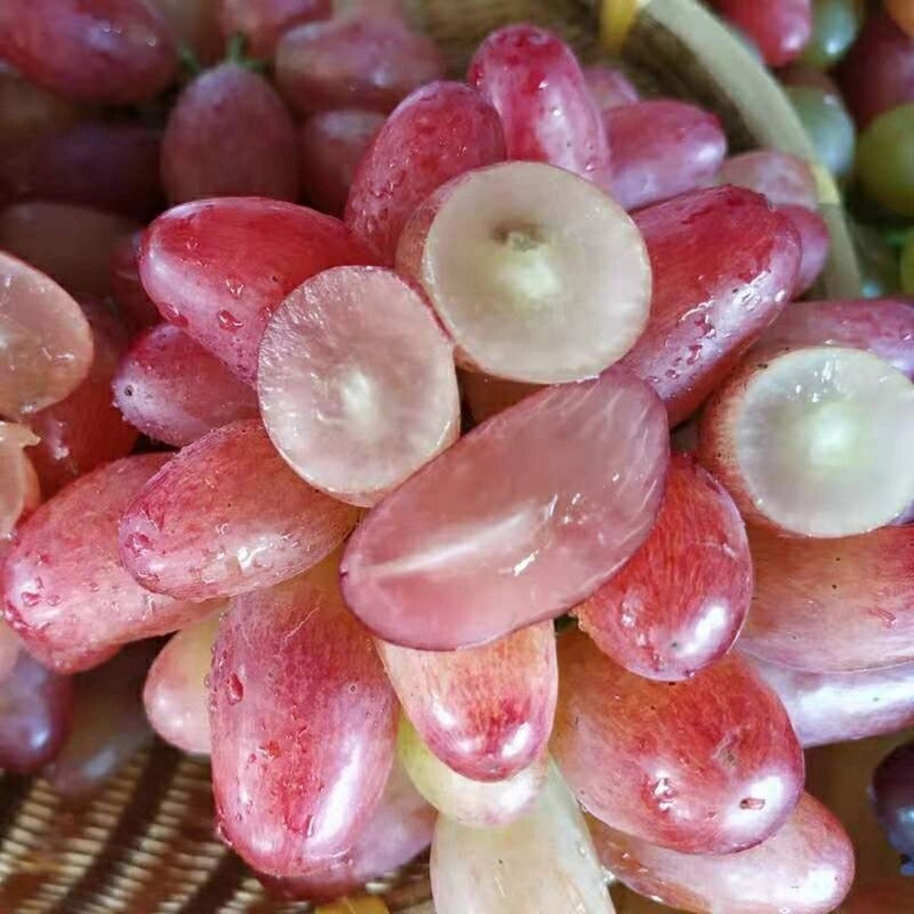 马特葡萄:果粒近圆形,果皮中厚,鲜红色至暗红色,果肉脆而硬,味甜;酸甜