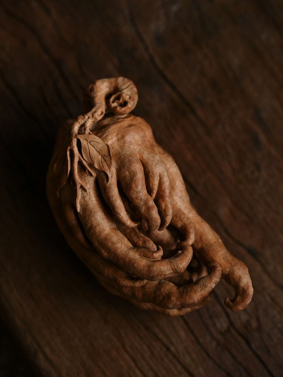 把玩,清供置于案上,几度风雅 老山檀"佛手" 色泽温润,纯手工雕刻佛手