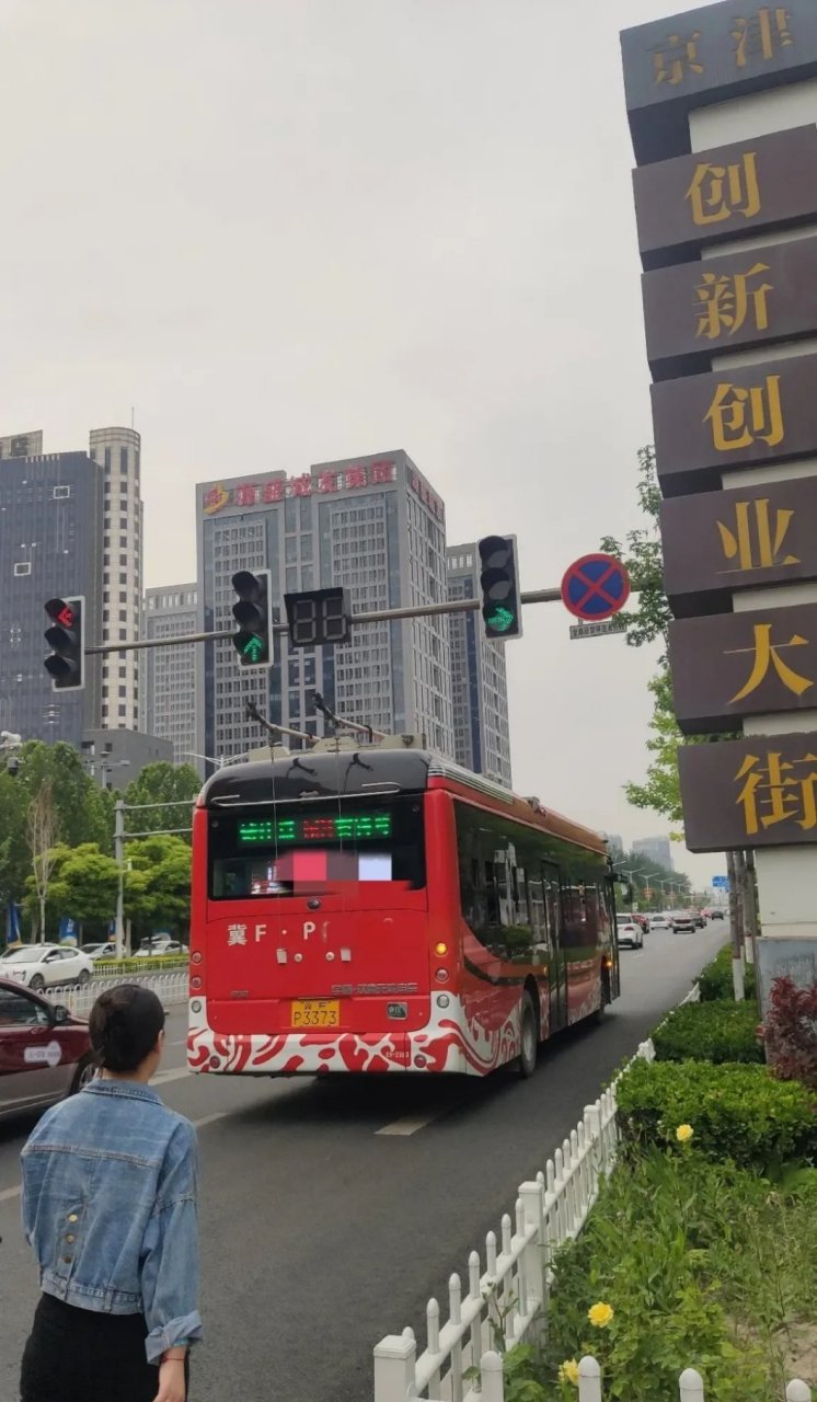 在保定朝阳大街上,我看到了之前被称为无轨电车的交通工具.