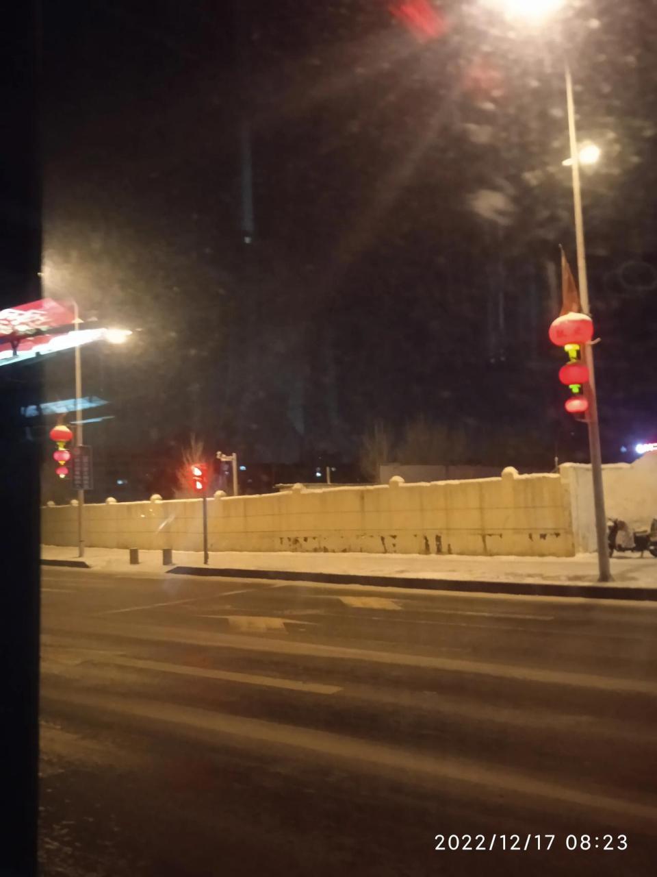 早上8点多的乌鲁木齐,天不亮,公交车上的人很少,中国地域辽阔,在时差