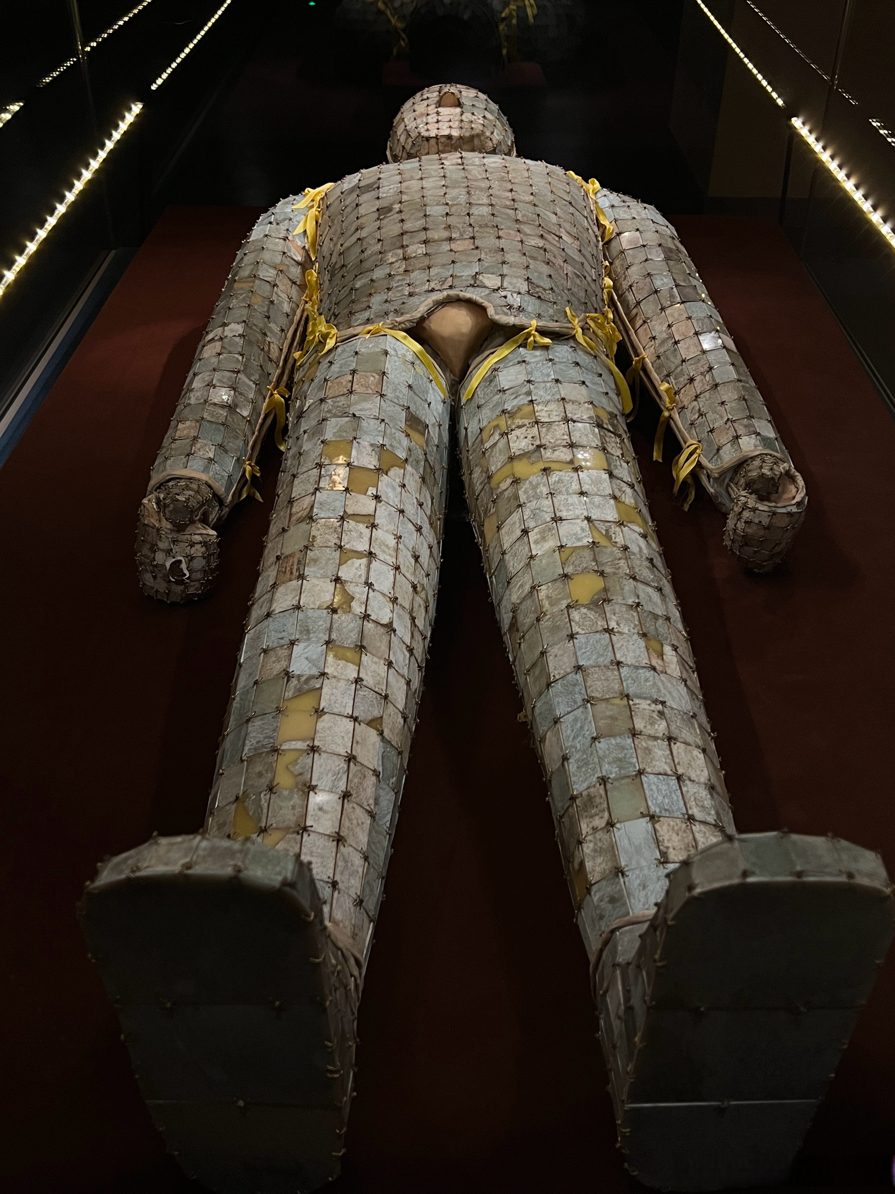 天津博物馆也有一件金缕玉衣 但是很奇怪,它的来历并不明晰….