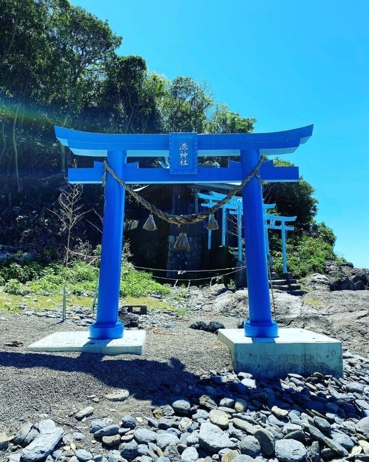 鸟居就像一扇无形的大门,把人界与神居住之地分隔开