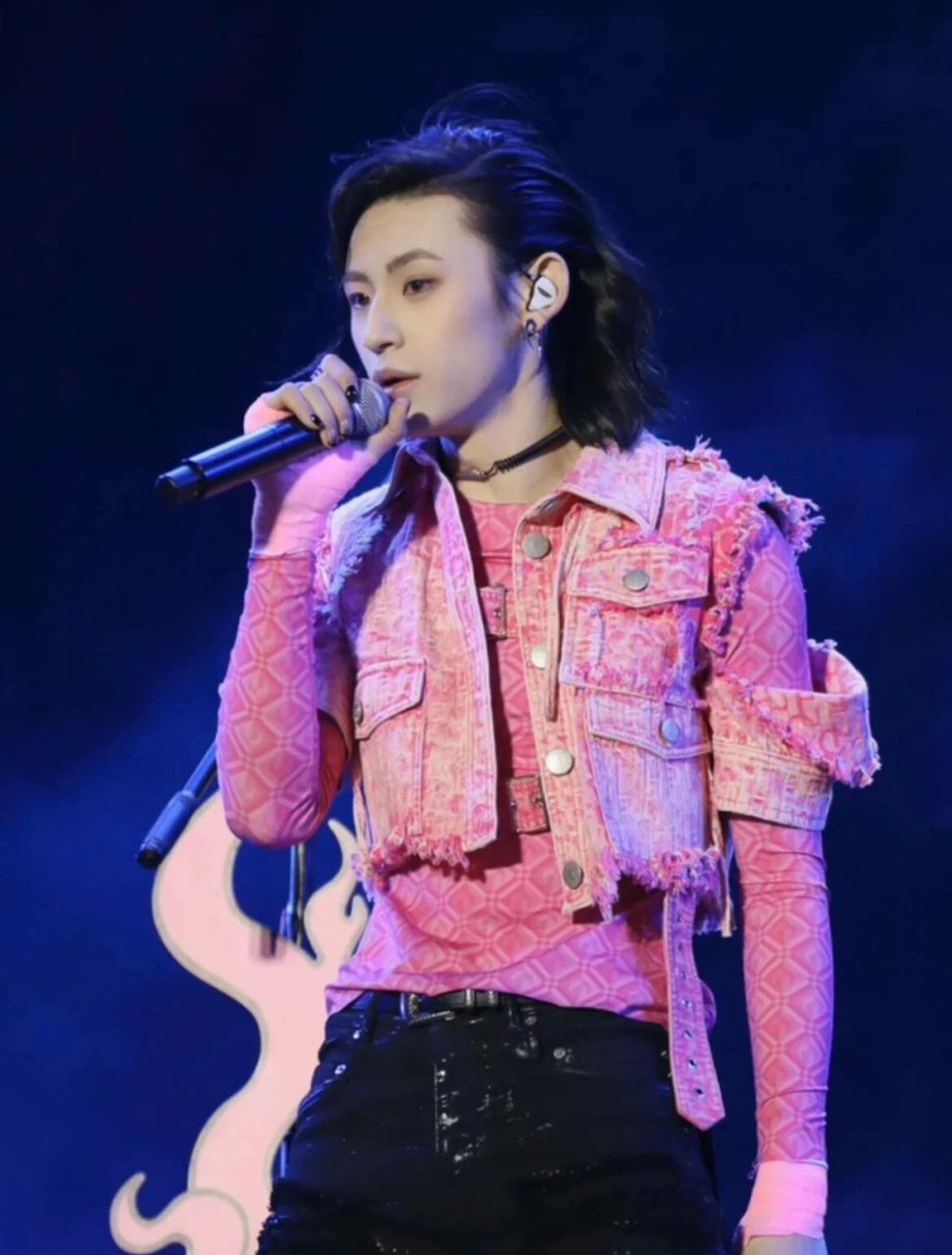 小鬼王琳凯 in copula9797 小鬼王琳凯佩戴copula 弹性线圈锁骨链