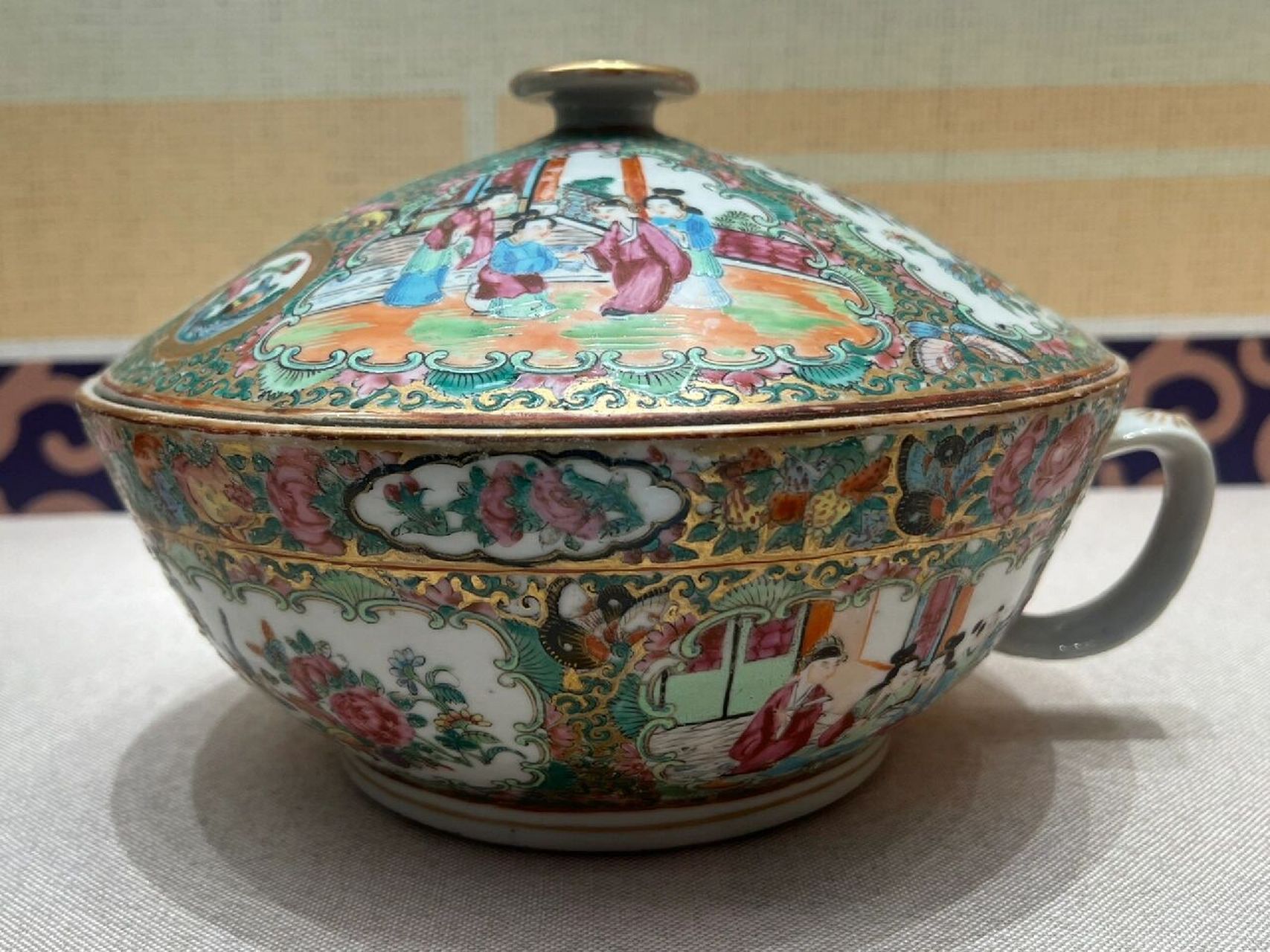 广彩—广州织金彩瓷(一) 在中国陶瓷史上,广东虽然不是中国最大的瓷器