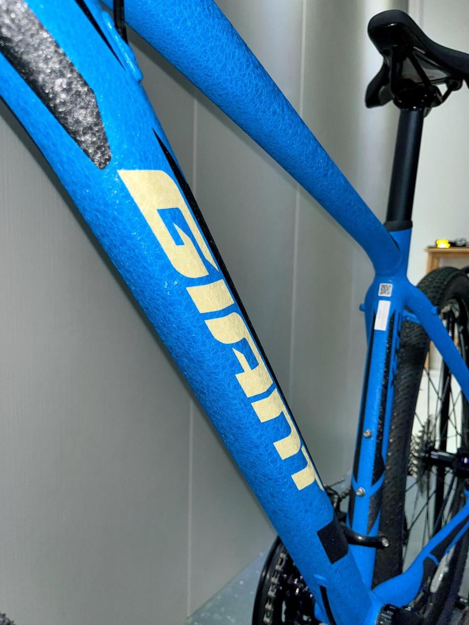 捷安特xtc800冰裂纹限定涂装 远看是不平整坑洼的漆面,近看是冰裂的无