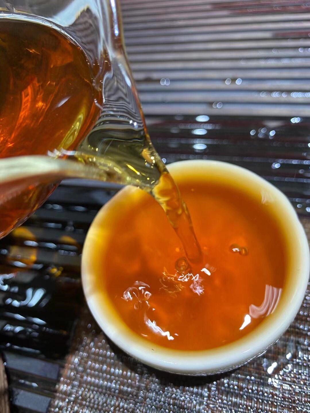 98年中茶黄印老生茶,茶汤透亮,花蜜香,杯底留香持久,滋味醇厚回甘快