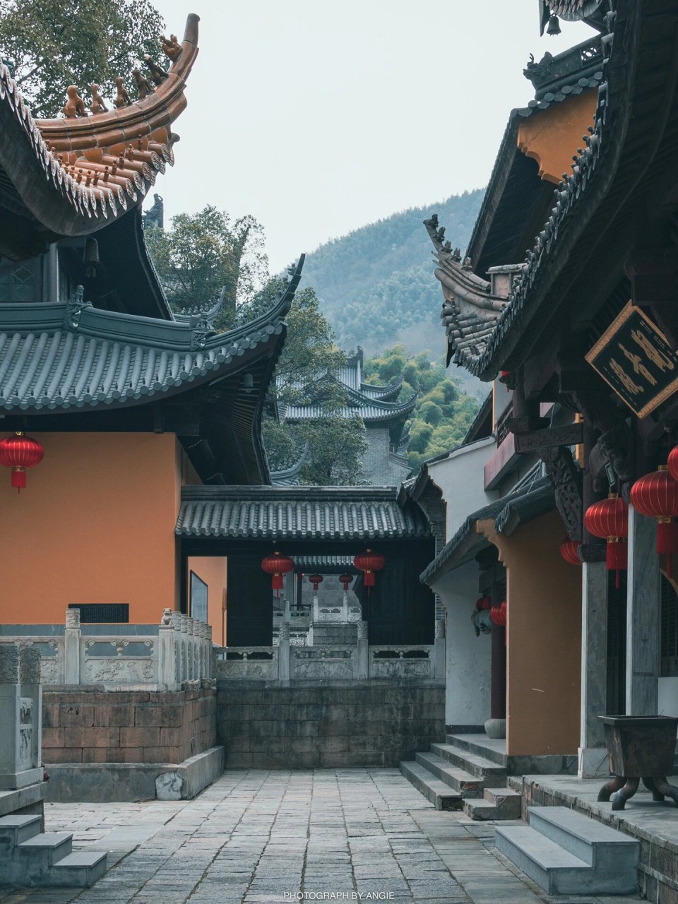 "秀甲四明"的中国五大佛教名山之一,位于宁波奉化溪口镇,而雪窦寺