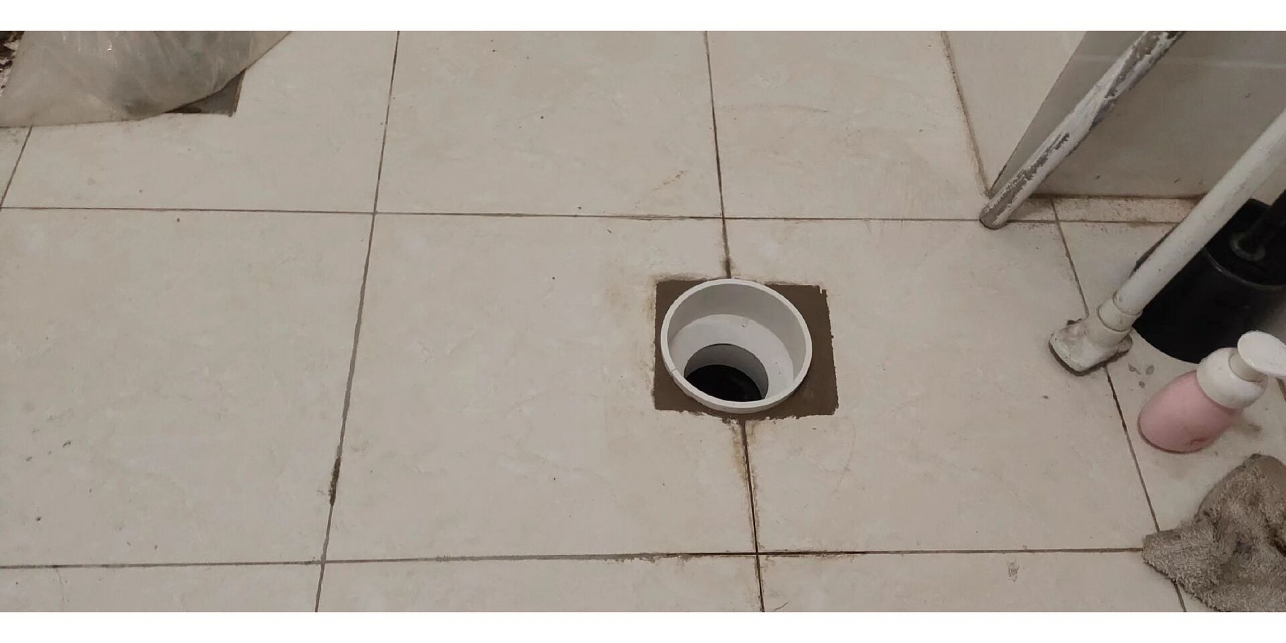 马桶下水管道低于瓷砖口 这种情况怎么办,而且里面是铸铁管,内径92的