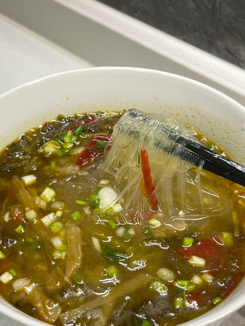 酸辣开胃的酸菜粉丝汤00(附教程) 酸菜粉丝汤超级开胃 简单快手汤