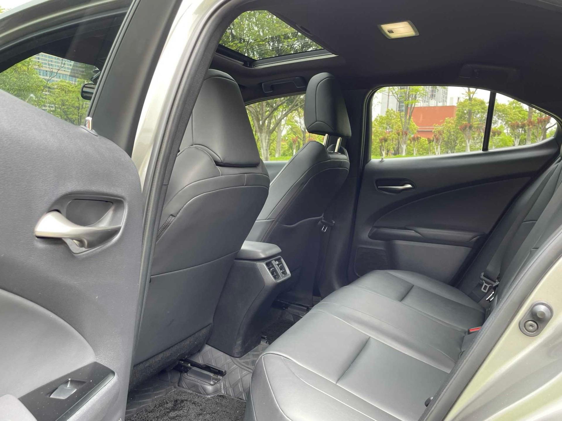 雷克萨斯ux 2020款 200 特别版 21年5月上牌,实表5