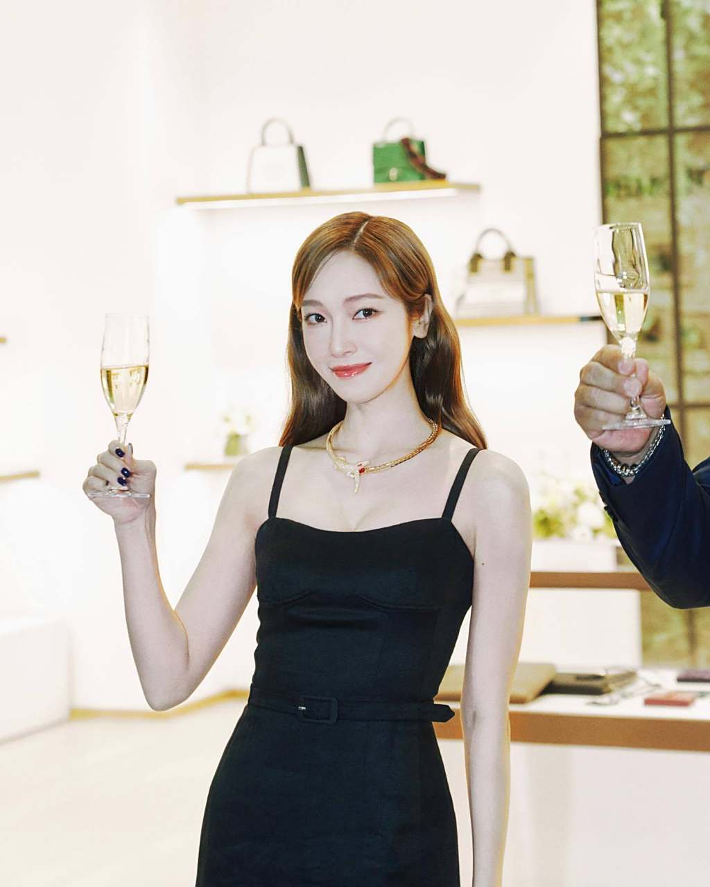 郑秀妍澳门行活动写真图集:一袭黑色吊带长裙,勾勒轻盈曼妙身姿,温柔