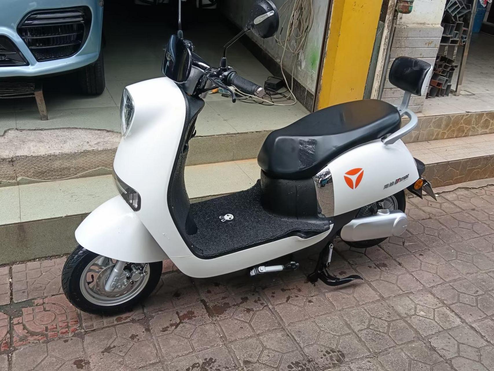 精品雅迪冠能m7动力版   几千公里的车   3千出头包过户   用得着呢来