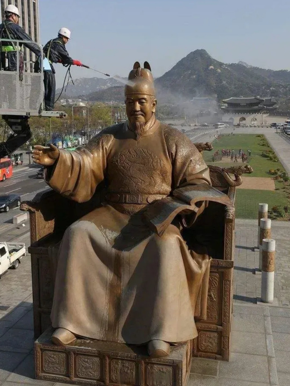 韩国世宗大王像:我们自己没衣服吗?你让我穿明朝衣服