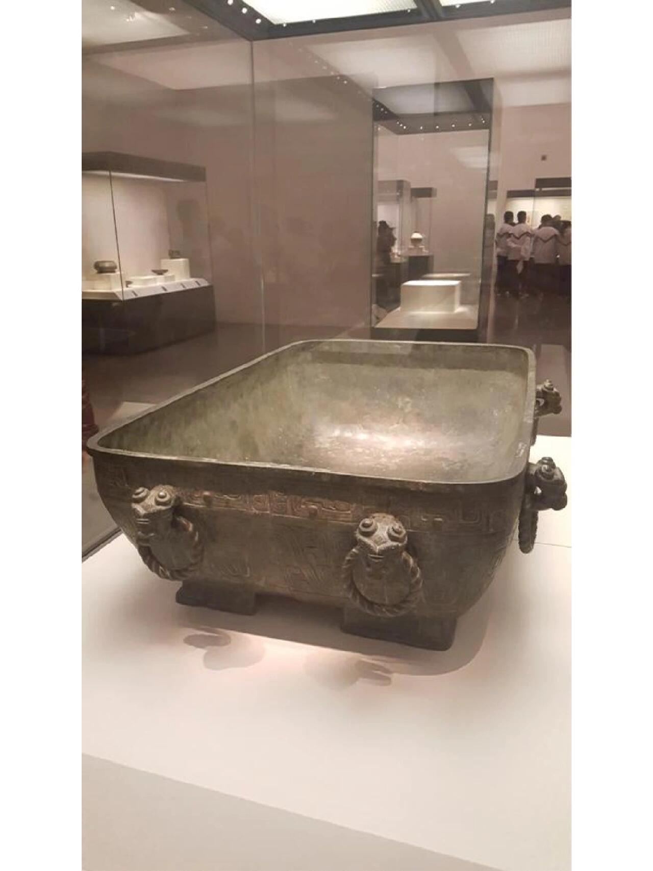 虢季子白盘 虢季子白盘,西周文物,道光年间出土于陕西宝鸡的虢川司,重