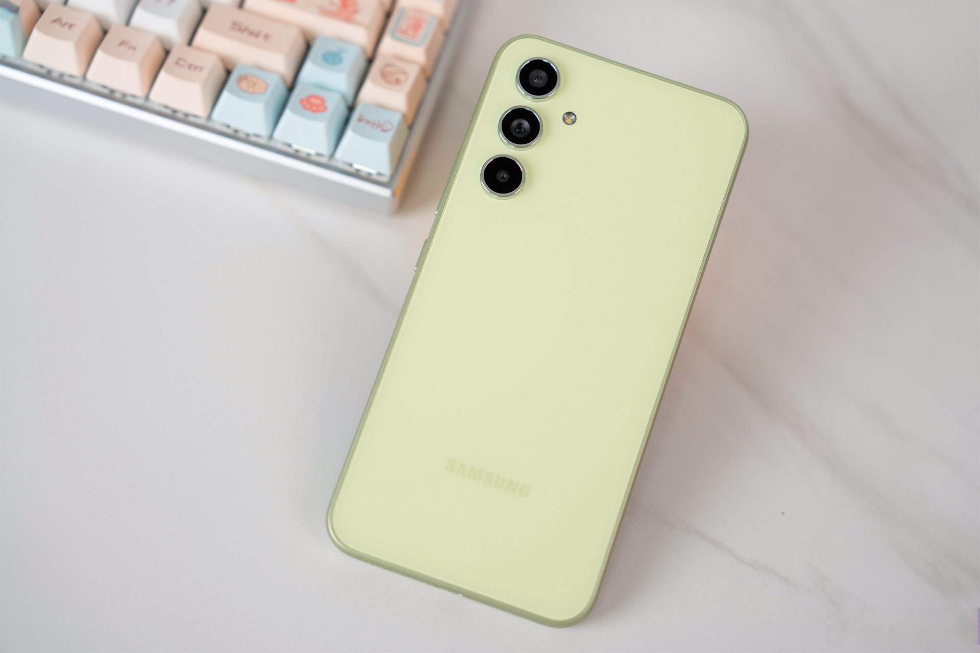 三星a54鲜柠绿配色,看起来很时尚很个性的三星中端手机.