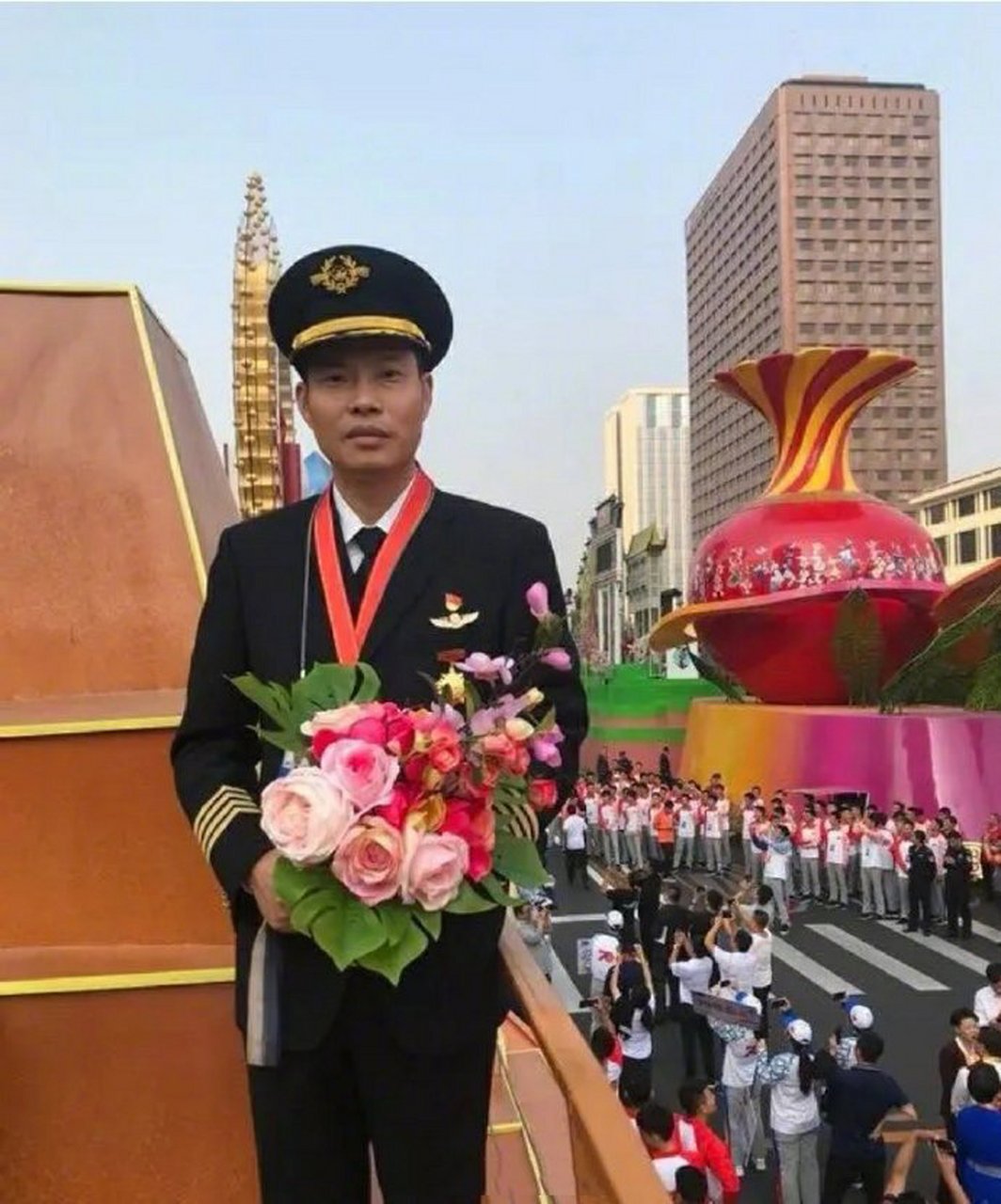 英雄机长刘传健,挽救了128条生命,值得每一个人点赞[赞]