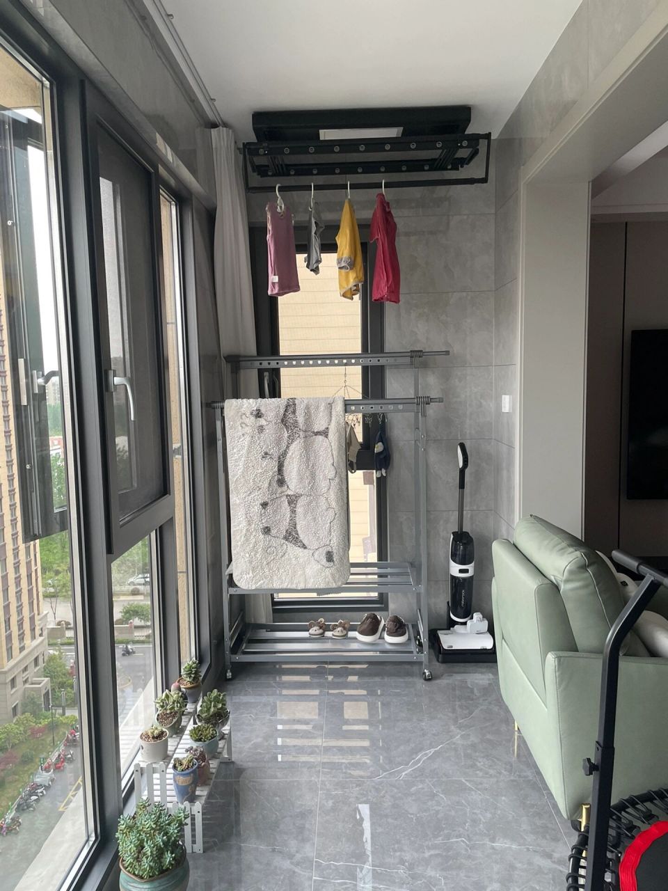 侧面晾衣服阳台整个空间就出来了 阳台侧面晾衣架