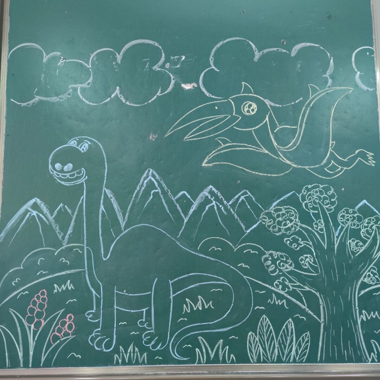 小学美术三年级下册|恐龙世界|儿童简笔画 #小学美术# #黑板画# #粉笔