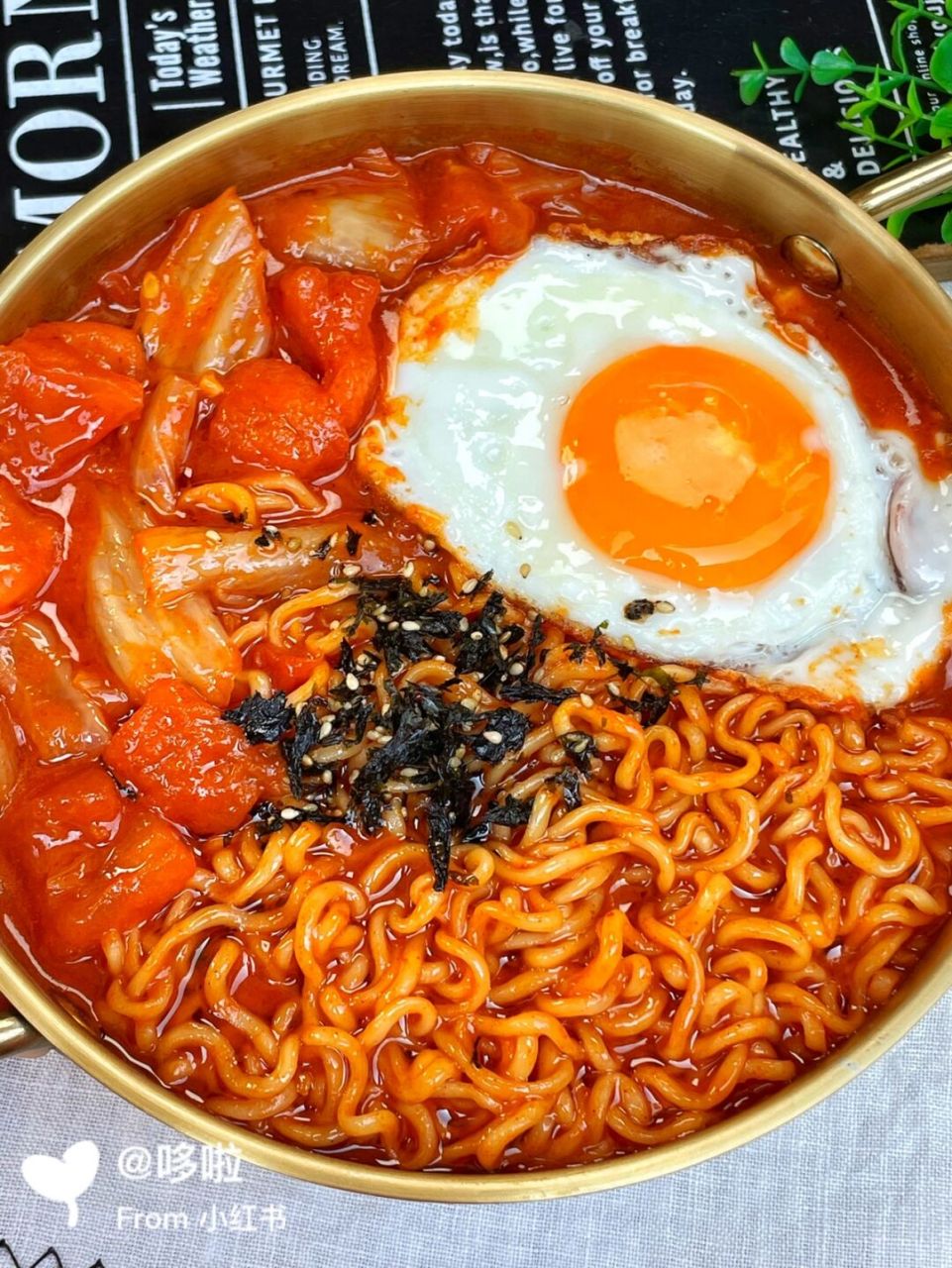 好吃到汤汁不剩的韩式泡菜浓汤面 浓浓的汤汁包裹着面条,酸酸辣辣的