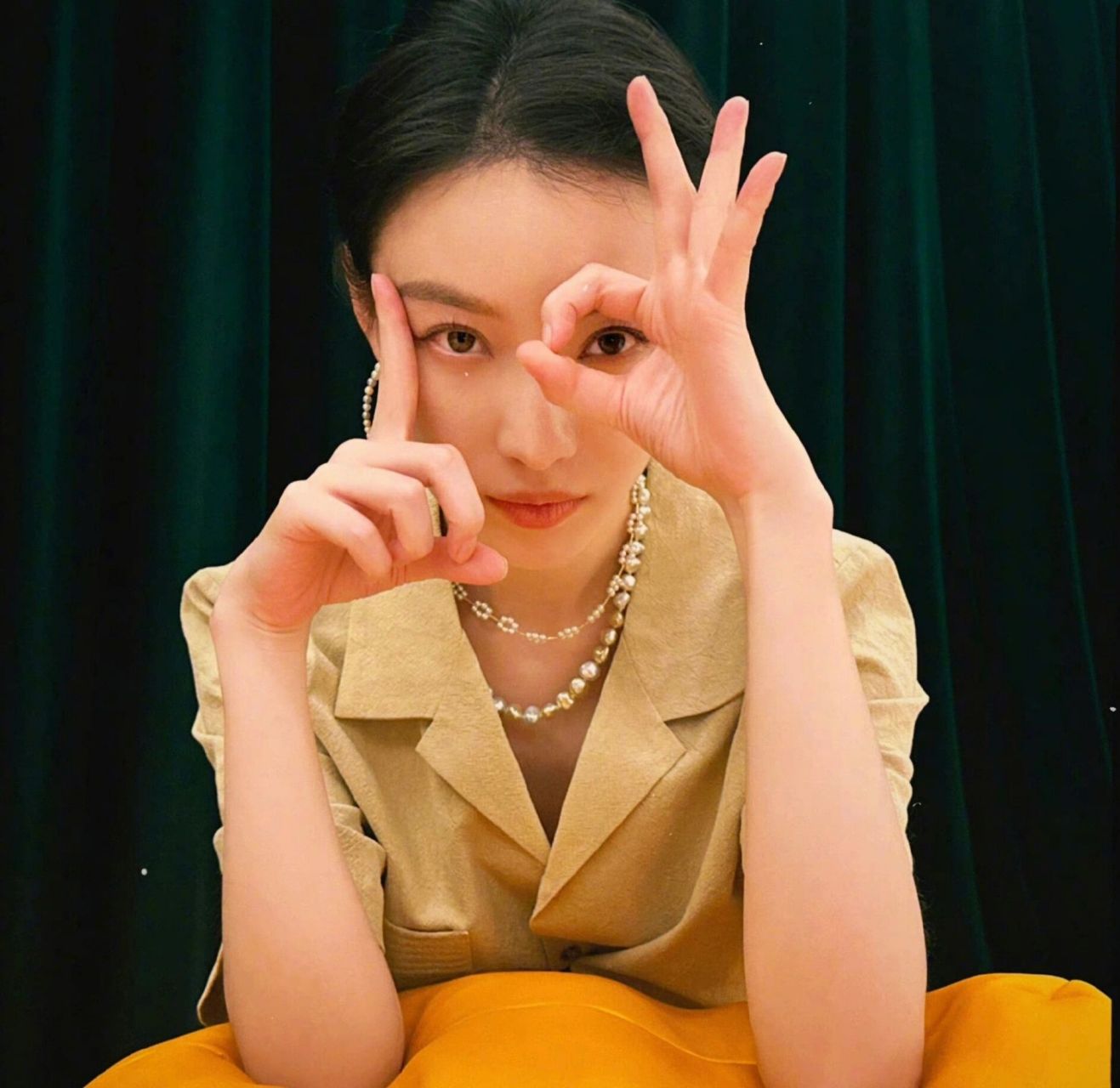 倪妮珍珠项链叠戴绝了 救命呀!太美了吧!眼花了!