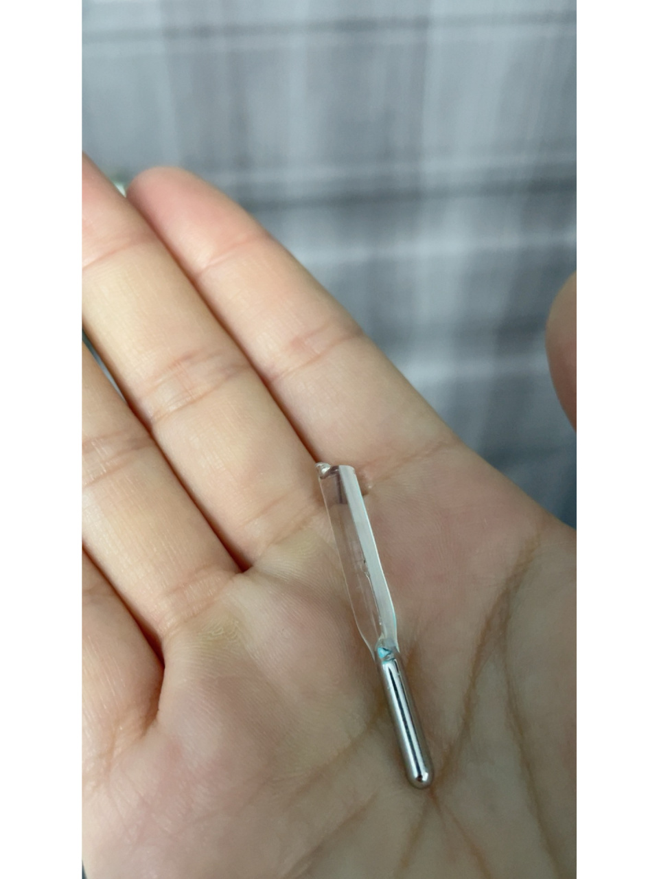 水银温度计打碎找不到水银珠… 这个水银头是没碎,但是中间水银柱的