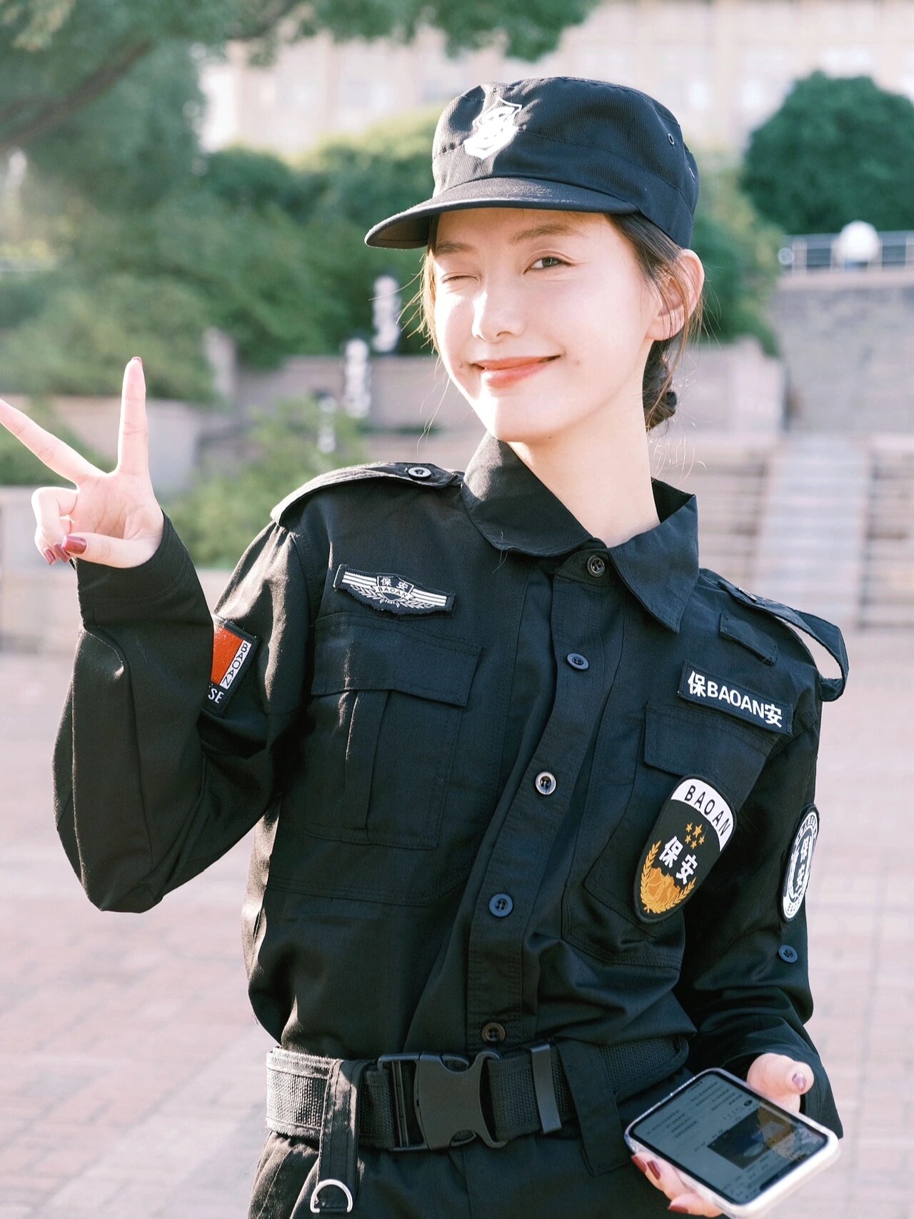 保安服拍照尊滴好看!谁懂啊?拉上小爽拍的.