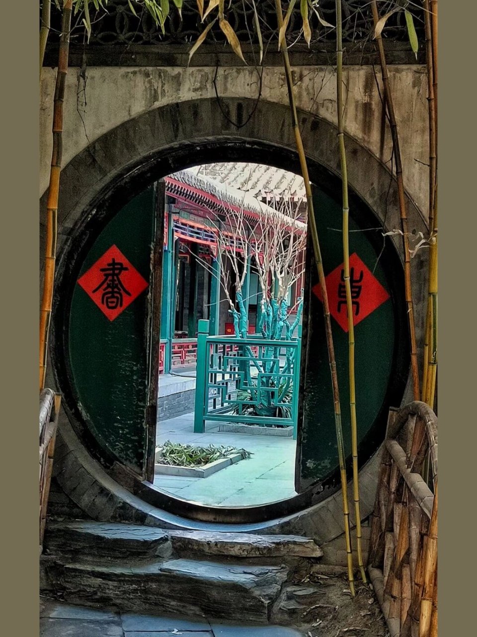 这是位于北京什刹海畔的恭王府(也是和珅的家)后罩楼上的一个窗子