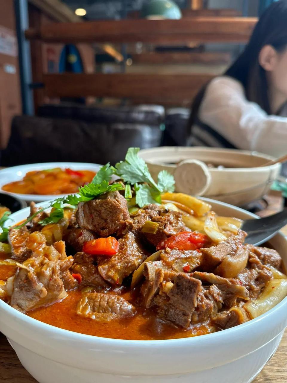 兰州必吃西北菜|阿西娅  就在西关地铁出口50米的地方,有一家必吃的