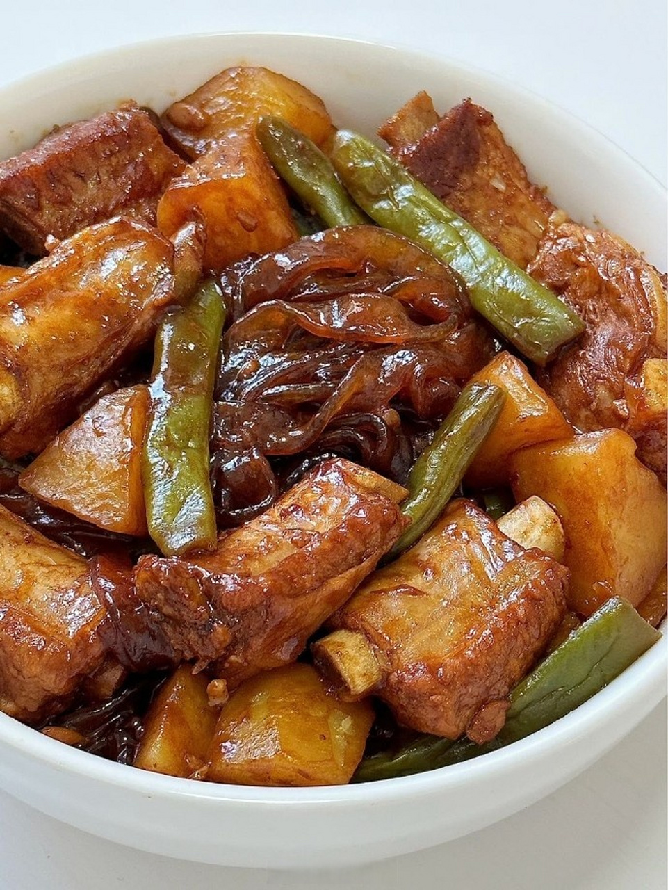 天一冷就想吃炖菜,豆角土豆炖排骨,再加多多的粉条子,炖得越烂糊越