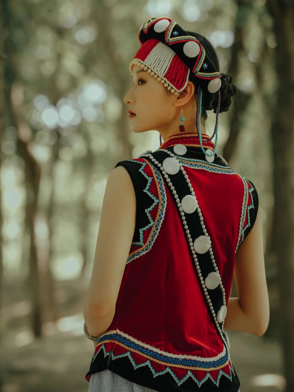 30傈僳族|"嫁"就把树叶95对齐后折起来 92傈僳族服饰: 傈僳族传统