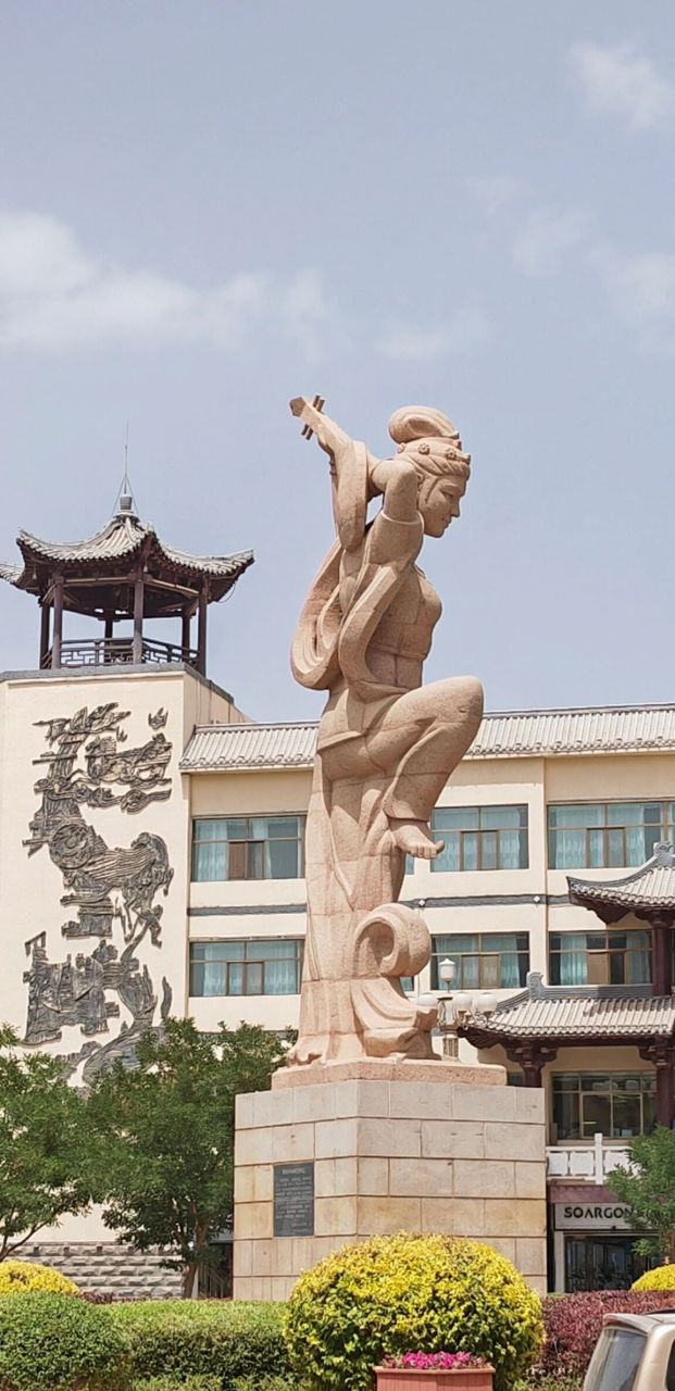 敦煌旅游第一打卡点:飞天神女反弹琵琶塑像 ★敦煌市中心广场城市地标