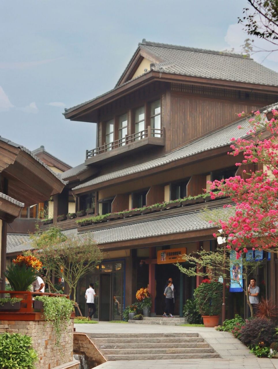 小长假,为了避免行程会很仓促, 中秋节度假选择了在藏马山的阿朵小镇