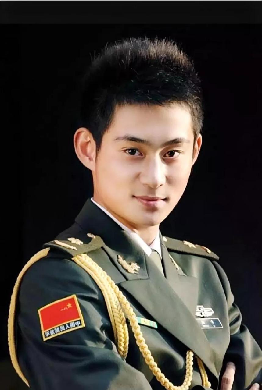 表哥的儿子真是个能干的小子,小伙长得帅,浓眉大眼,1米75的大高个