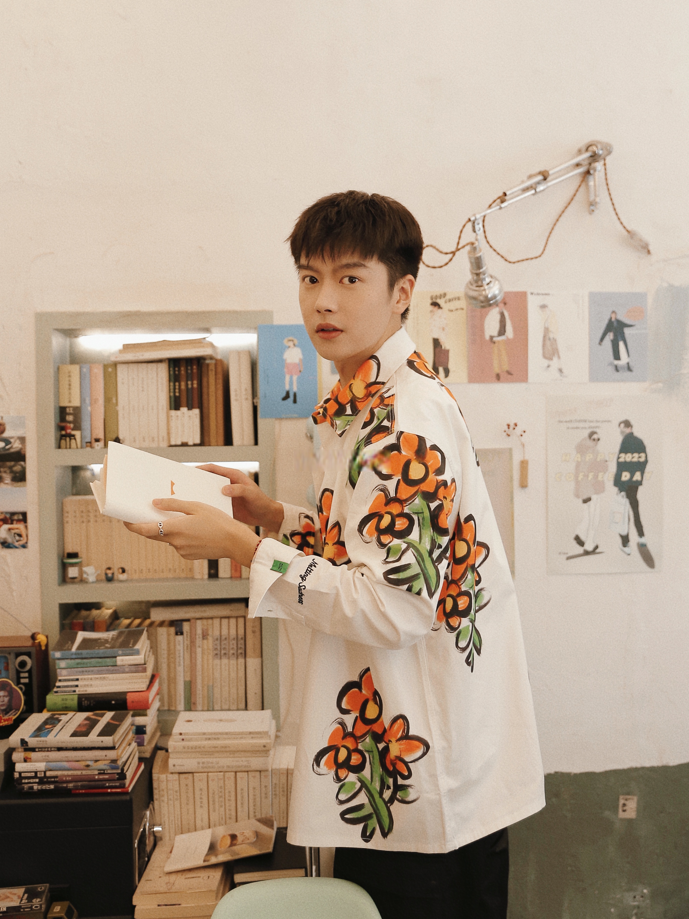 在武汉非常非常喜欢的一家小店♂ 空间被无数的书给