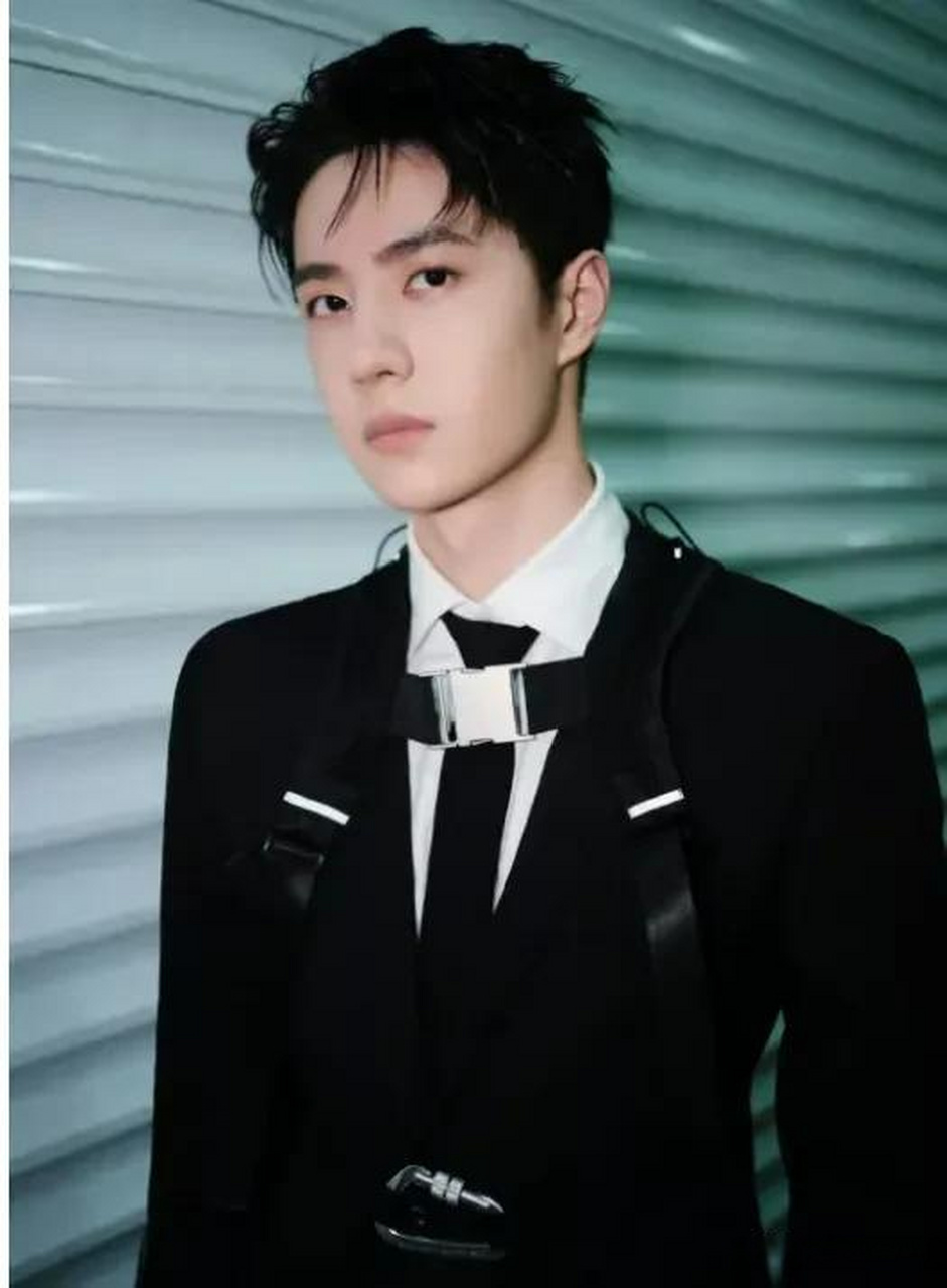 最近突然有八卦号言之凿凿地称王一博要换回原名王一卜,这种说法流出