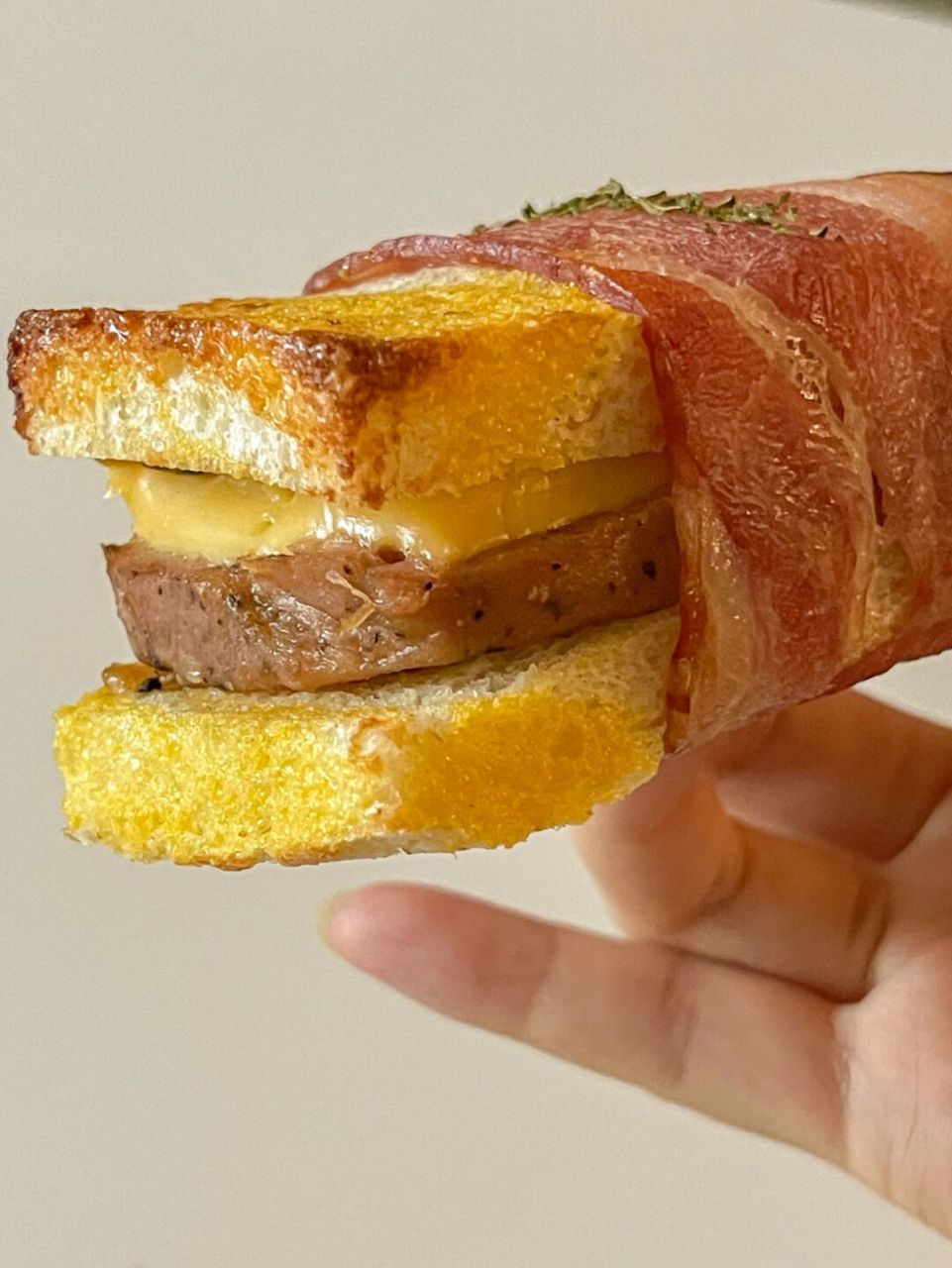 用黄芥末酸青瓜酱替代番茄酱 - 【培根吐司卷】 准备:吐司两片;培根两