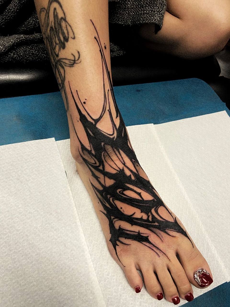 痛是痛了点09 不过挺帅 暗黑花体字帅 脚背纹身需要很大勇气,哈哈哈