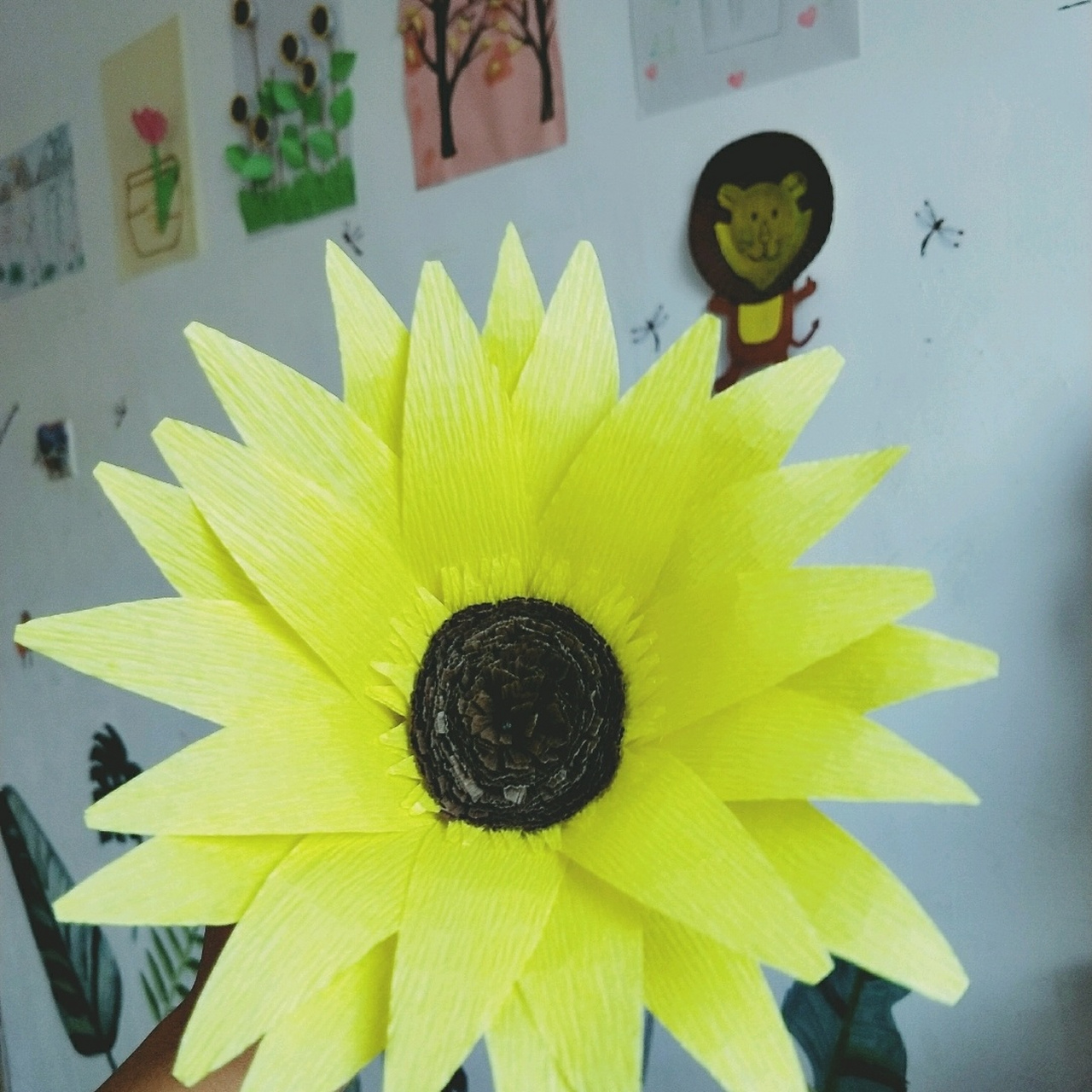 手工diy  皱纹纸  向日葵  【教程2】 皱纹纸对折几下,剪出花瓣形状