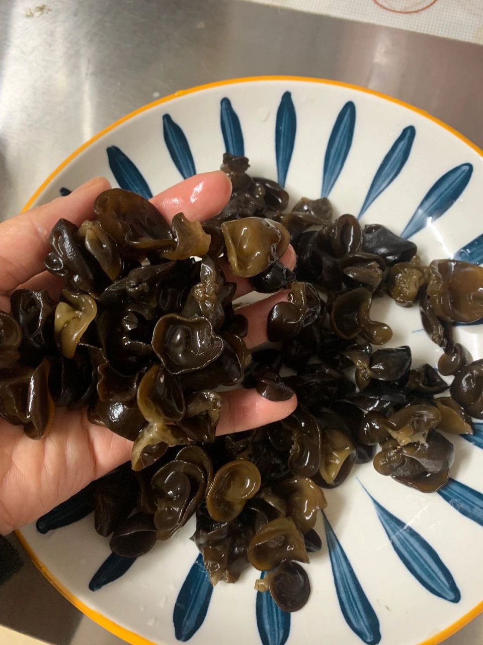 木耳煮熟隔夜还能吃吗 木耳泡多久就不能吃了?