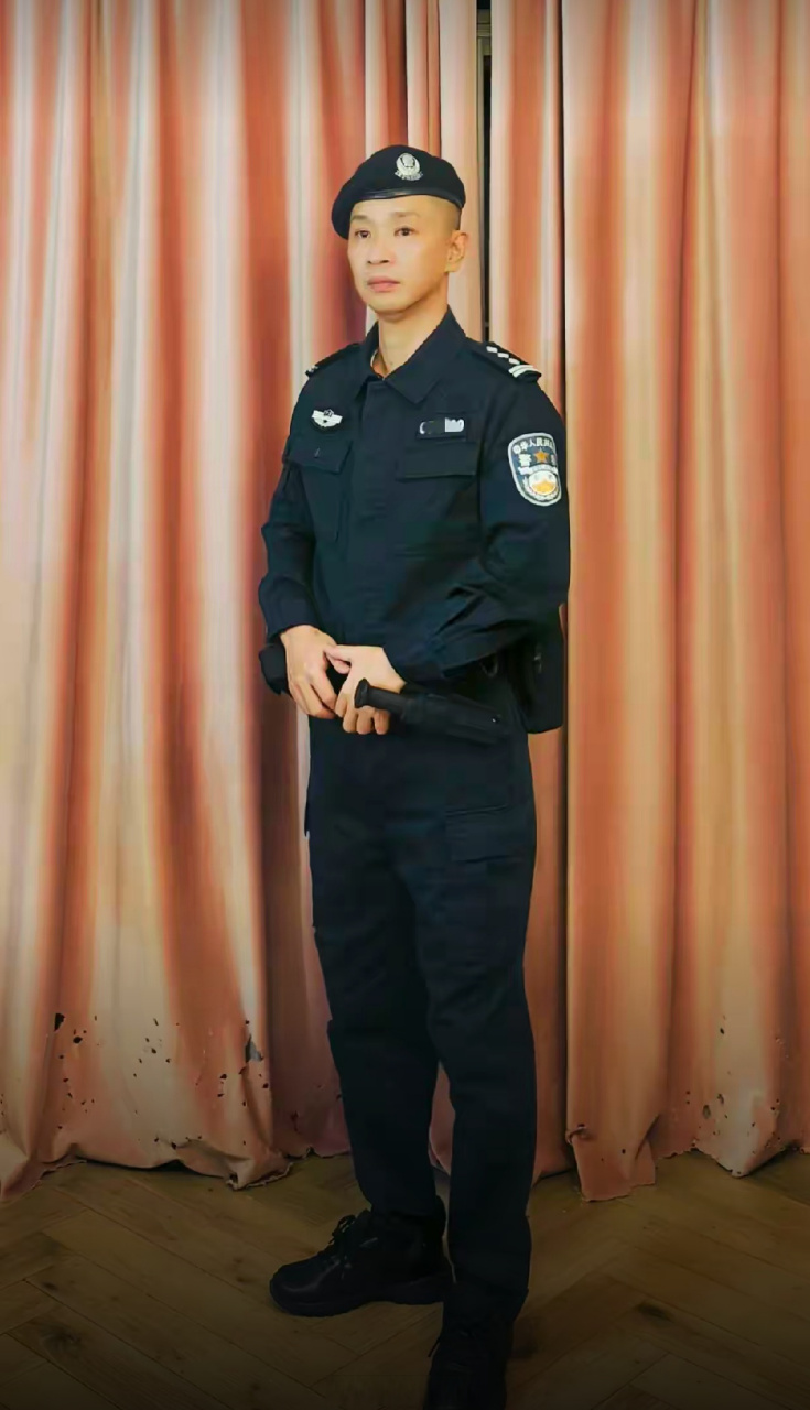 深圳警察巡逻装束