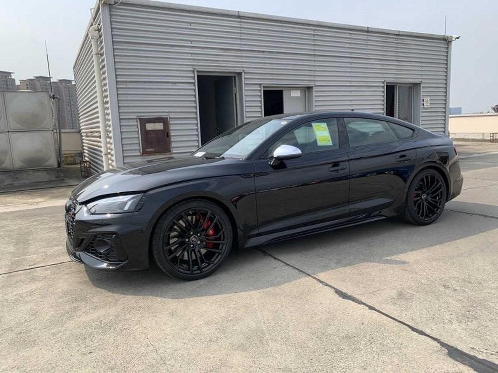 奥迪rs5.经典的黑武士 标志的银耳 保时捷同款的2.