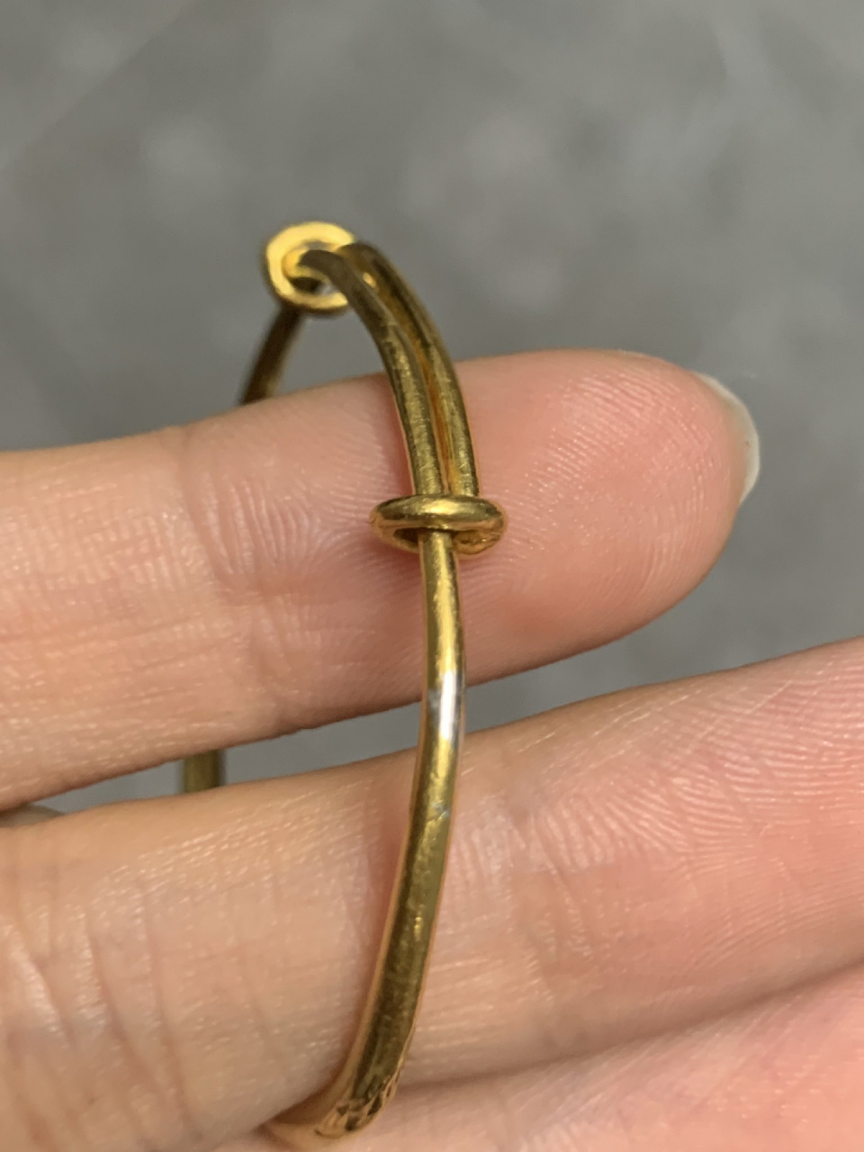 给女儿买的老凤祥金镯子掉漆了?