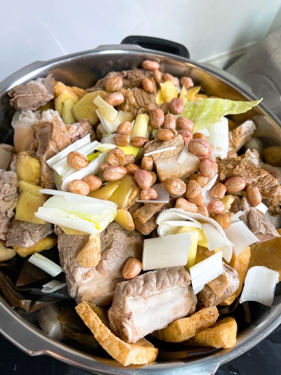 酥锅家庭版 冬天家里都会做的一道菜,酥锅 准备食材:猪蹄,鲅鱼,五花肉