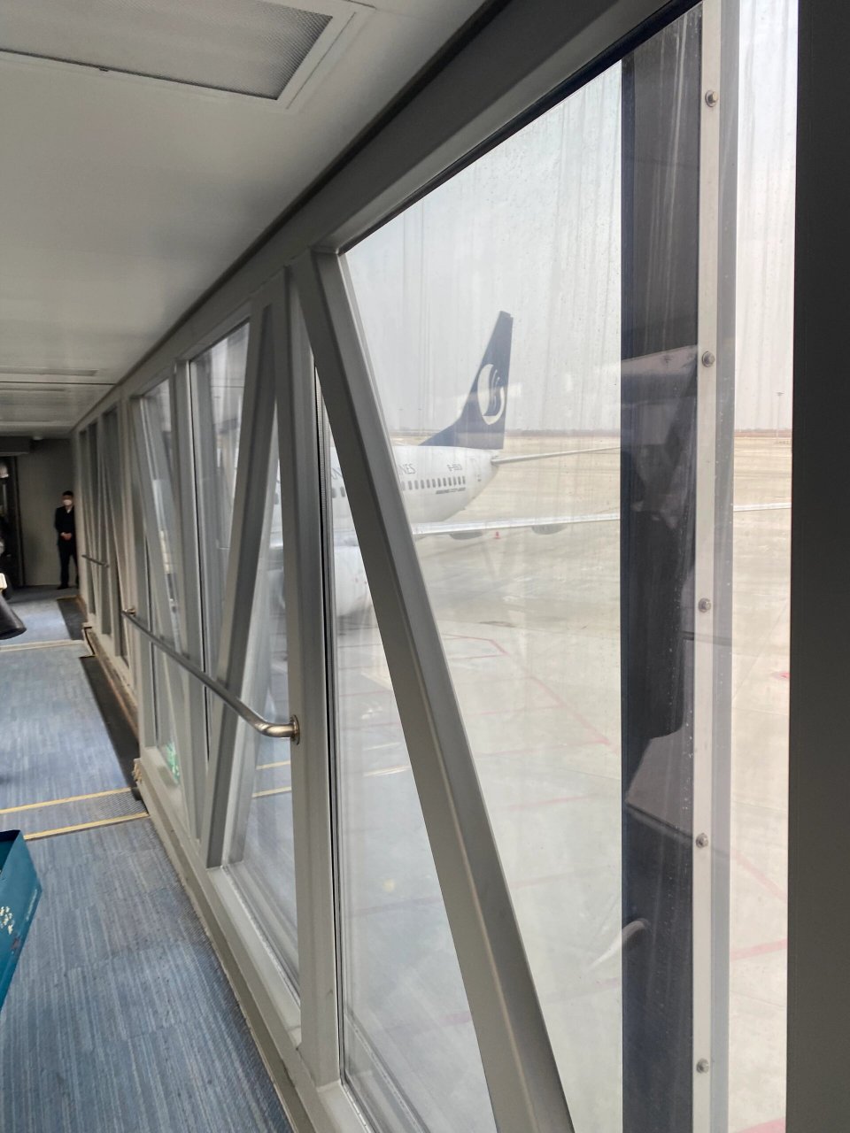 山东航空笑死我了 17点35的航班青岛飞仁川 16点50开始登机,唰唰地撕