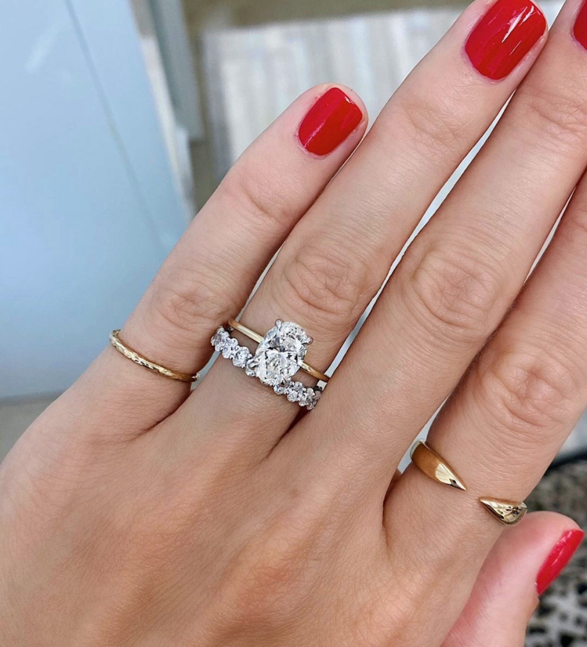 小天后 ariana grande 最近晒出订婚钻戒,宣布订婚!