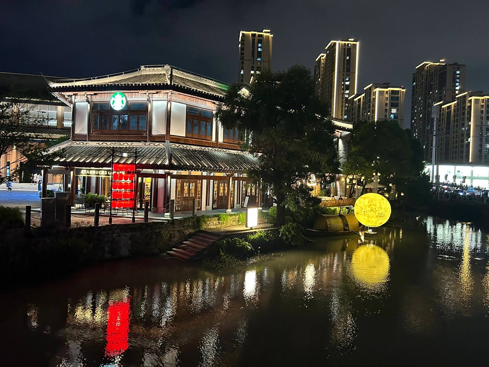 温州|梧田老街夜景 我喜欢晚上的梧田老街,每当夜幕降临,梧田老街变得