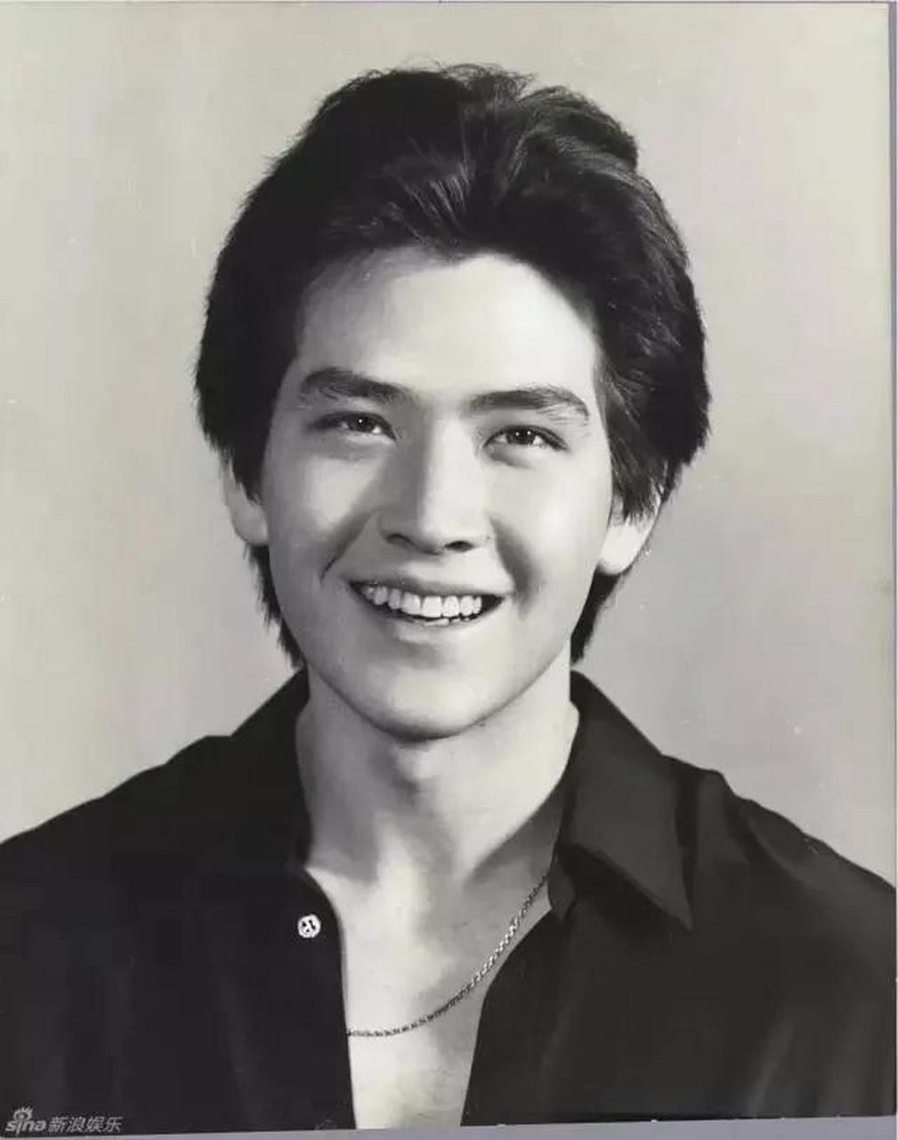 费翔的帅,就是没有争议的帅! 想当年春晚一亮相,就风靡中华大地.