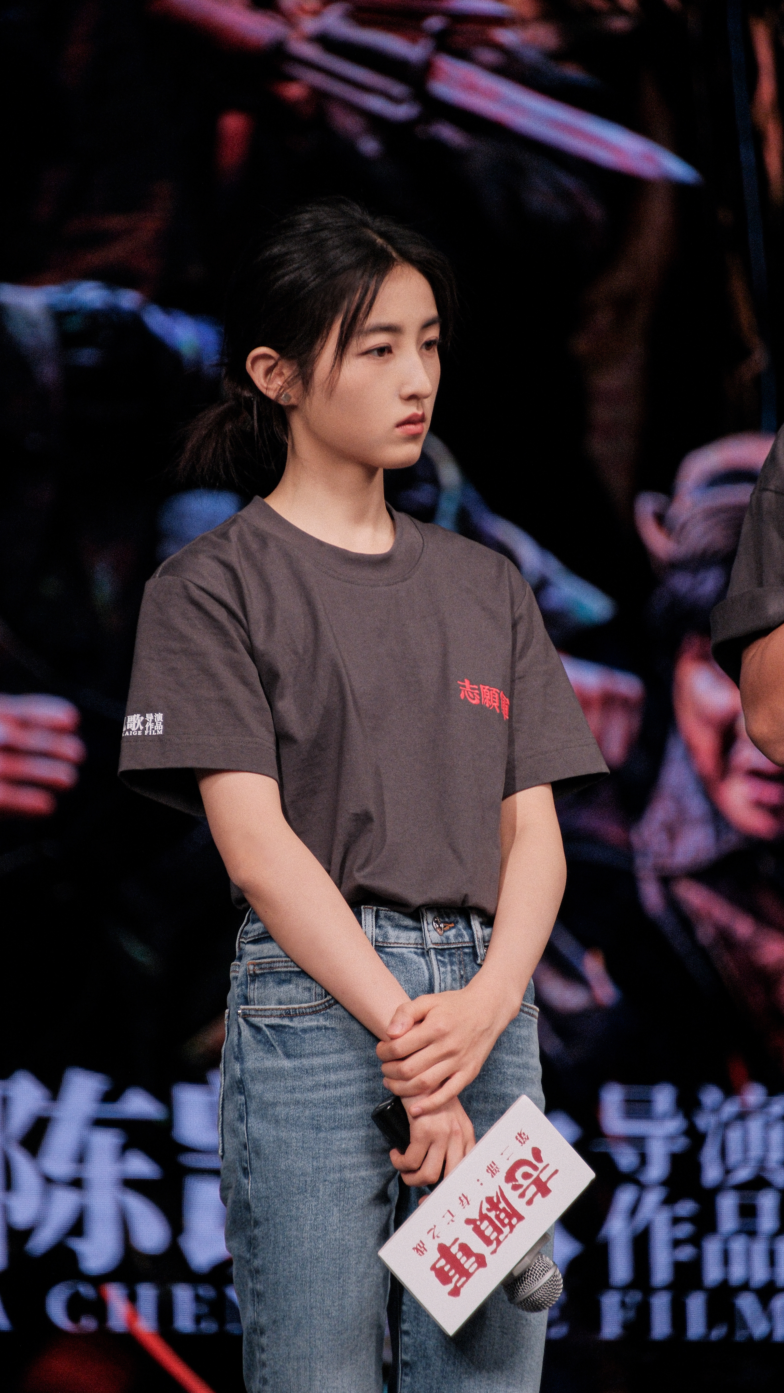 电影志愿军存亡之战# 路演南京站张子枫 于灯火明亮中相见,并肩回望