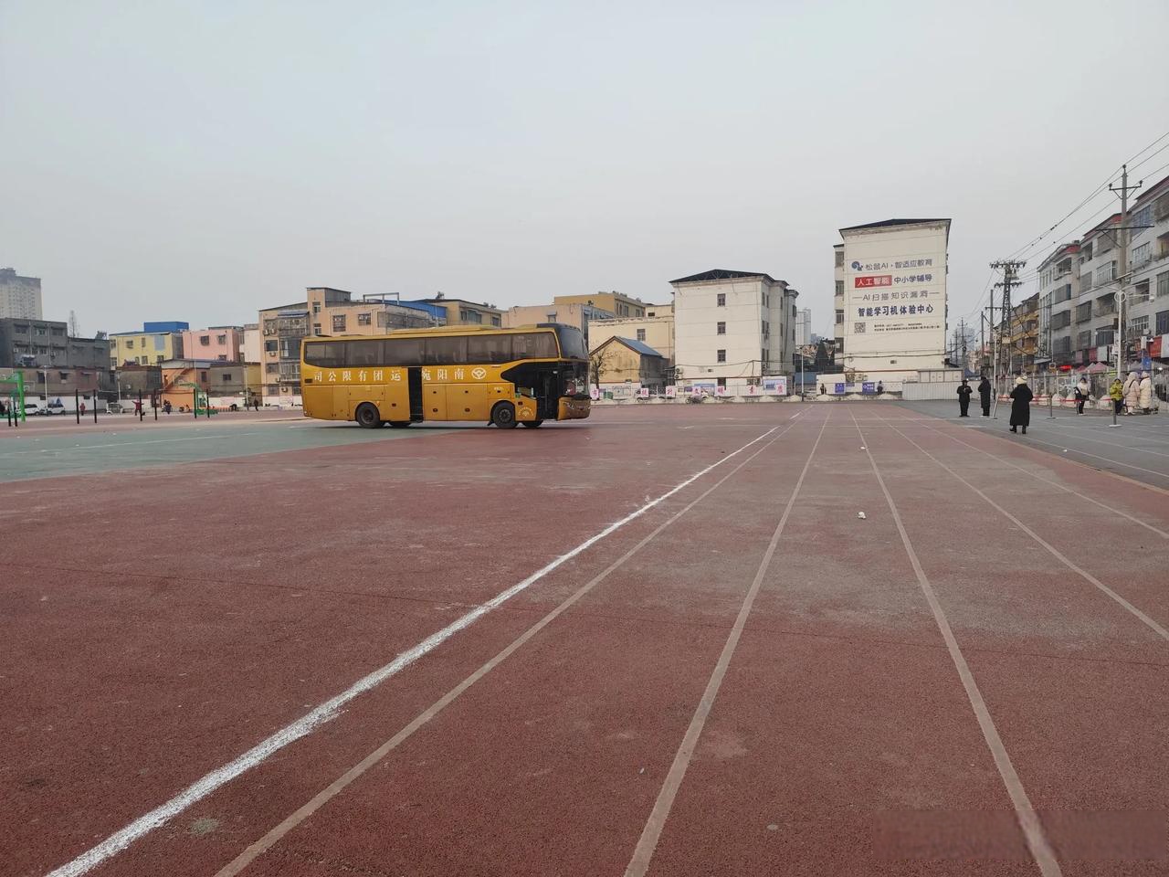 早上起来寒风凛冽,送学生的家长和孩子都穿上厚厚的