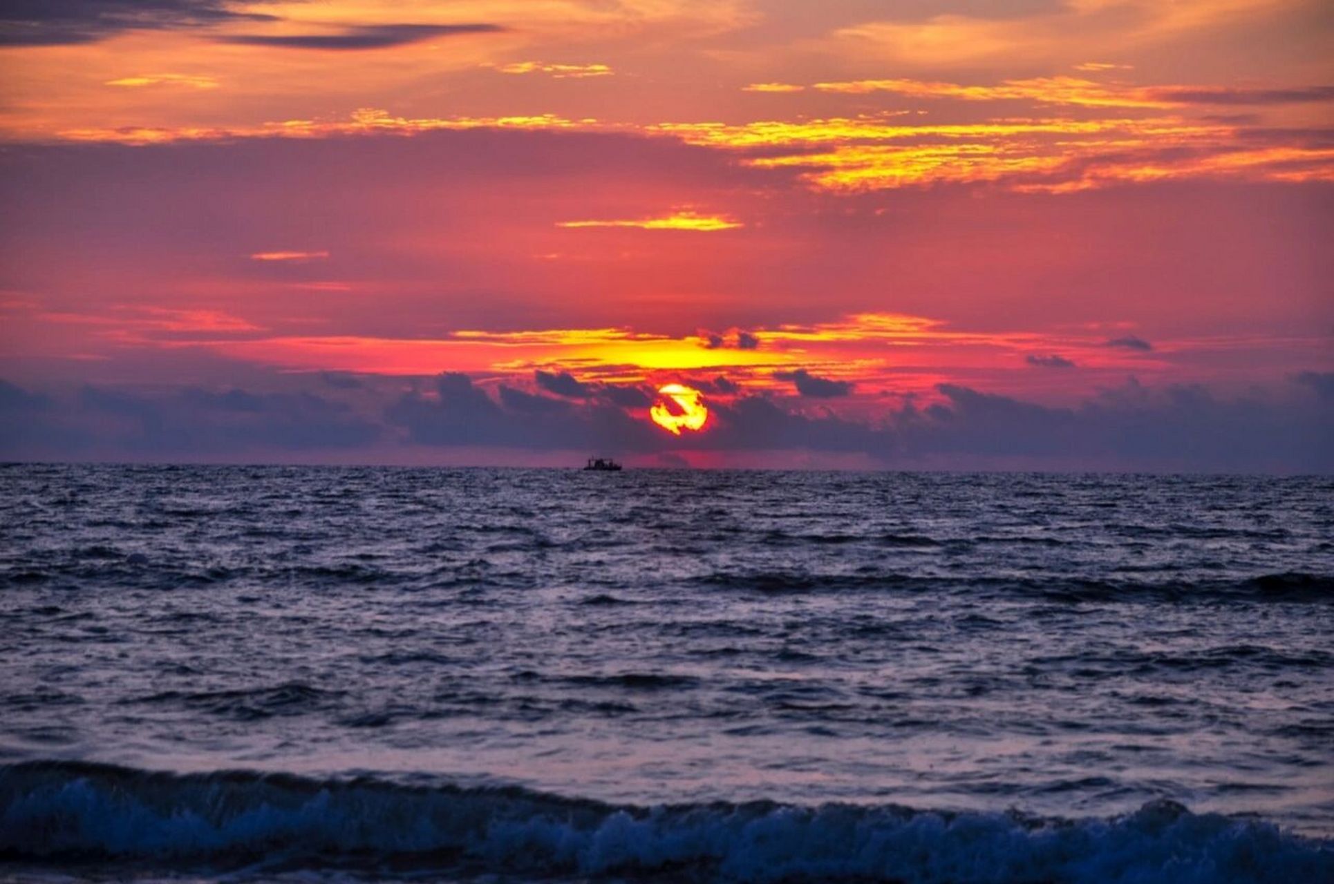 迎着夕阳,天空中的云霞变化多端,心情犹如打翻了的无味瓶杂交在一起